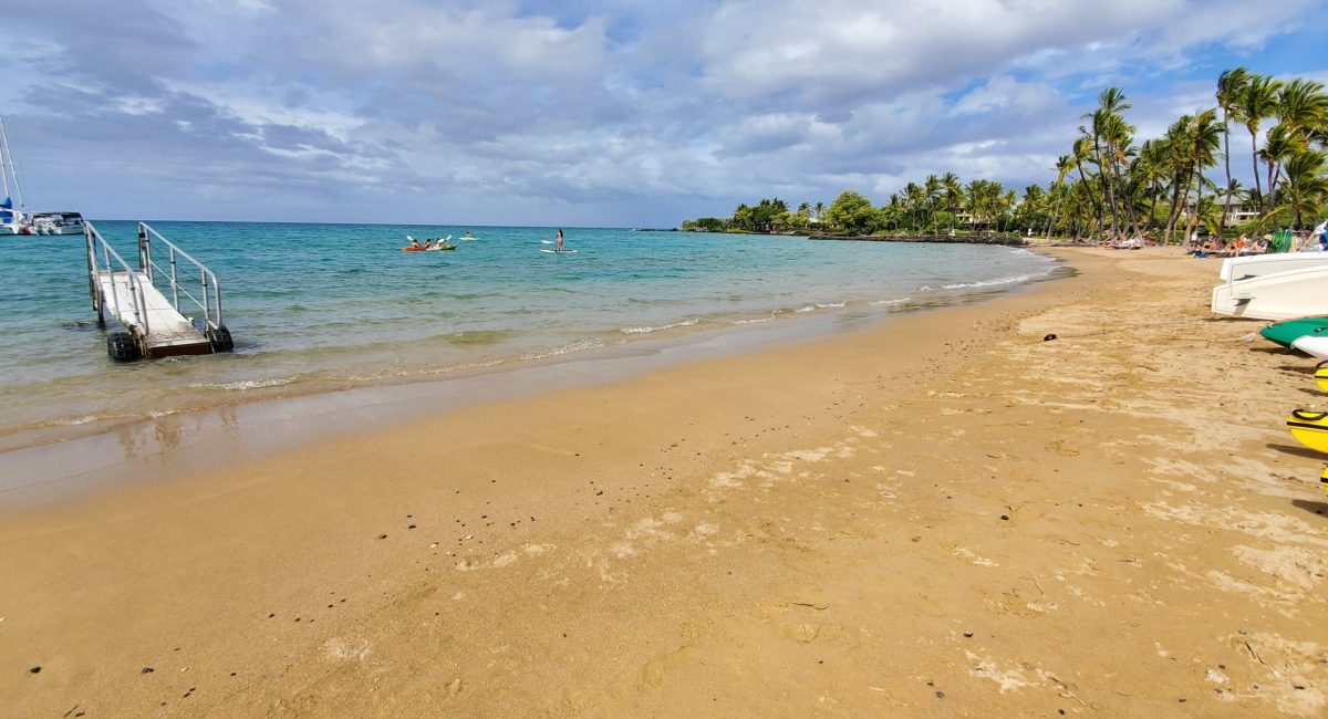 view of anaeho'omalu bay with kayaks